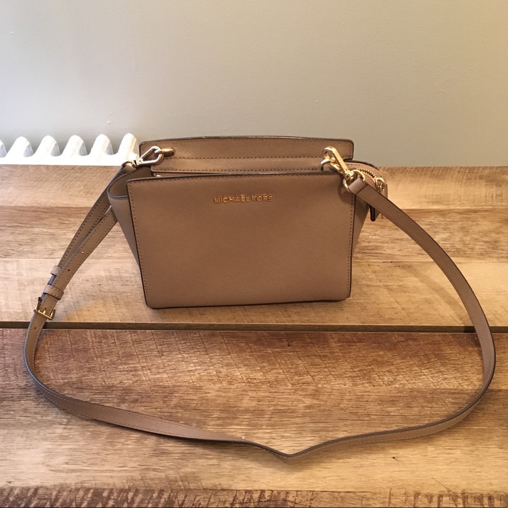 (SOLD) Micheal Kors cross body purse